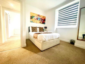 Executive apartments, nr city centre with private parking